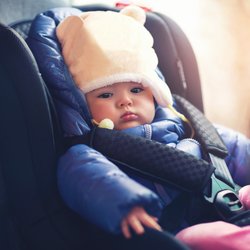 Der ADAC warnt: Setzt eure Kinder nie mit Winterjacke in den Autositz