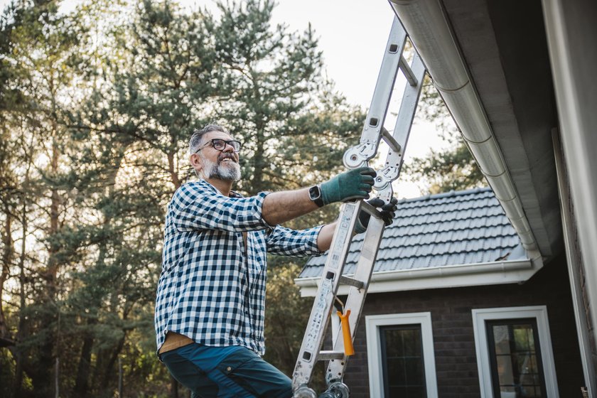 Boomer-Skills: Dach kaputt? Das regelt der Boomer selbst, statt den Handwerker zu rufen.