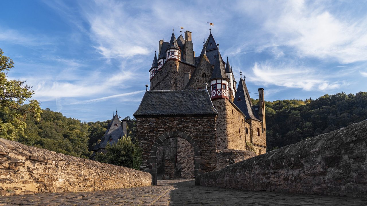 Ein Burgschloss wie kein anderes, die Burg Eltz auf einem steilen Felssporn.