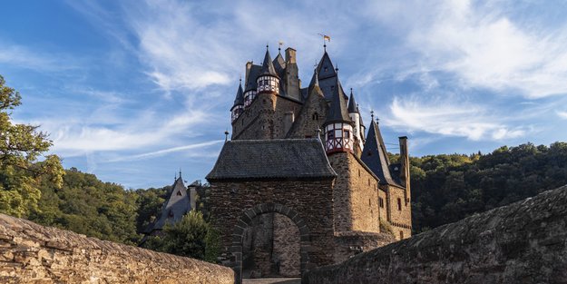 Diese bezaubernde Burg aus dem Mittelalter steht heute noch