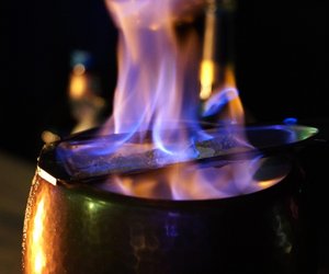 Mit diesen leckeren Gewürzen machst du deine eigene winterliche Feuerzangen-Bowle