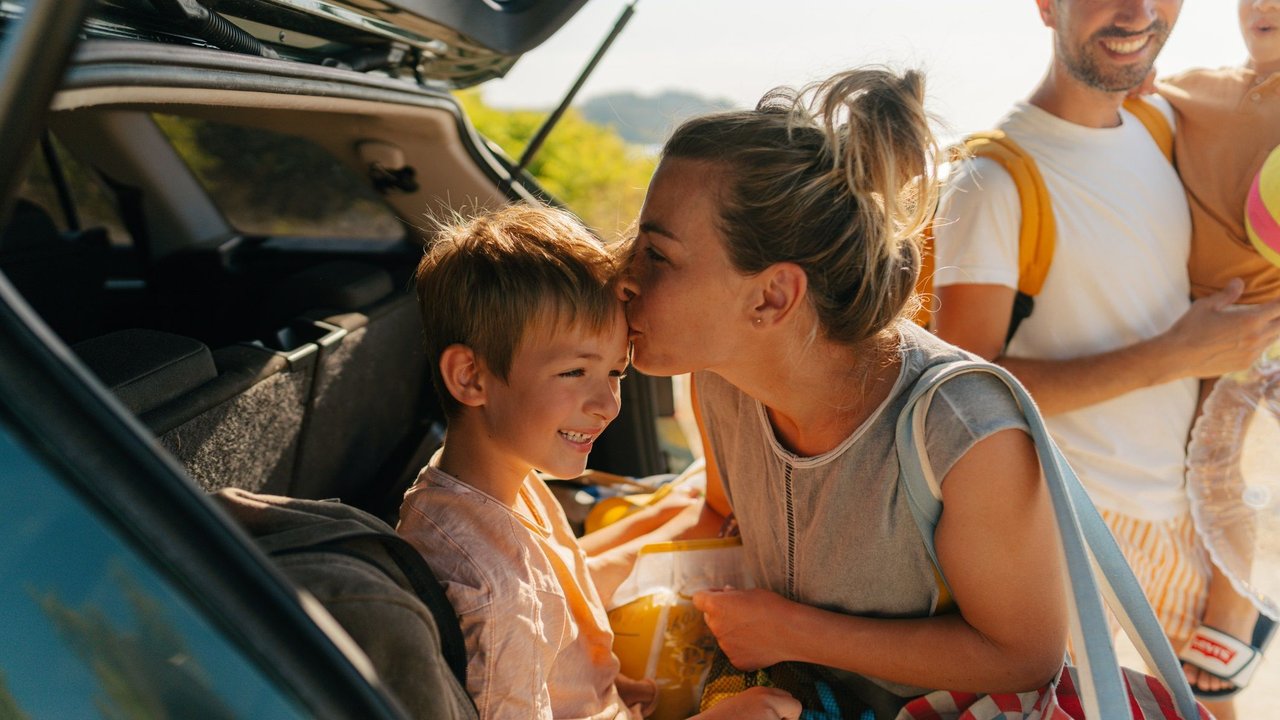 Sätze, bei denen Kinder nicht zuhören: Mama und Kind im Sommer