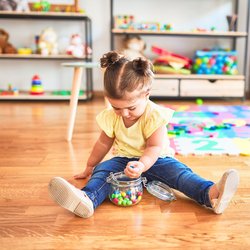 "Das klappt auch ganz ohne Hausbett, Motorikspielzeug und Co.": 18 Tipps für mehr Montessori im Familienalltag