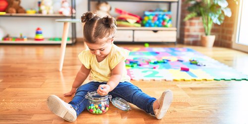 "Hilf mir, es selbst zu tun": 18 Montessori-Hacks für selbstständigere Kinder