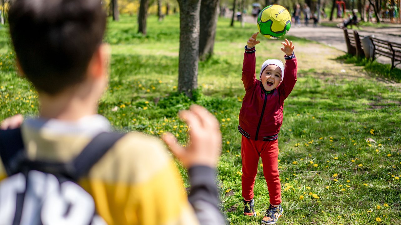 Euch fehlt eine Kinder-Chillecke im Garten? Mit diesem Tischset bekommt ihr den perfekten Platz zum Sitzen und Spielen.