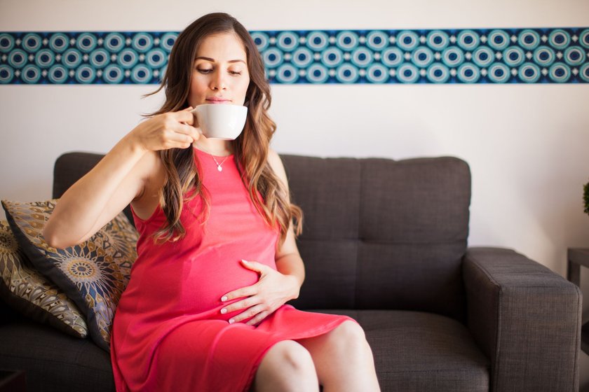 Schwangere Frau fragt sich: Darf ich Kaffee trinken?