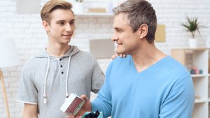 Geschenk für den Vater: 13 originelle Ideen für diverse Anlässe
