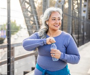 Wechseljahre & Gewichtszunahme: Warum viele Frauen jetzt vor allem am Bauch zunehmen