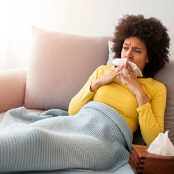 Period Flu? Warum manche Frauen vor oder während ihrer Periode öfter eine Erkältung haben