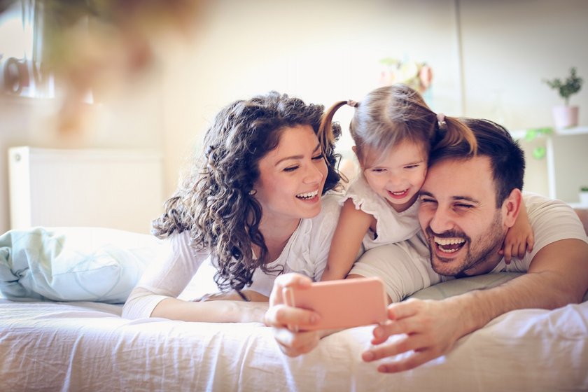 Familie sieht Videos auf dem Smartphone