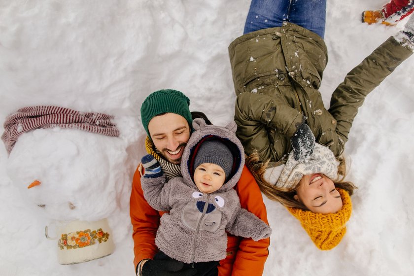 Baby-Handschuhe - Familie im Schnee