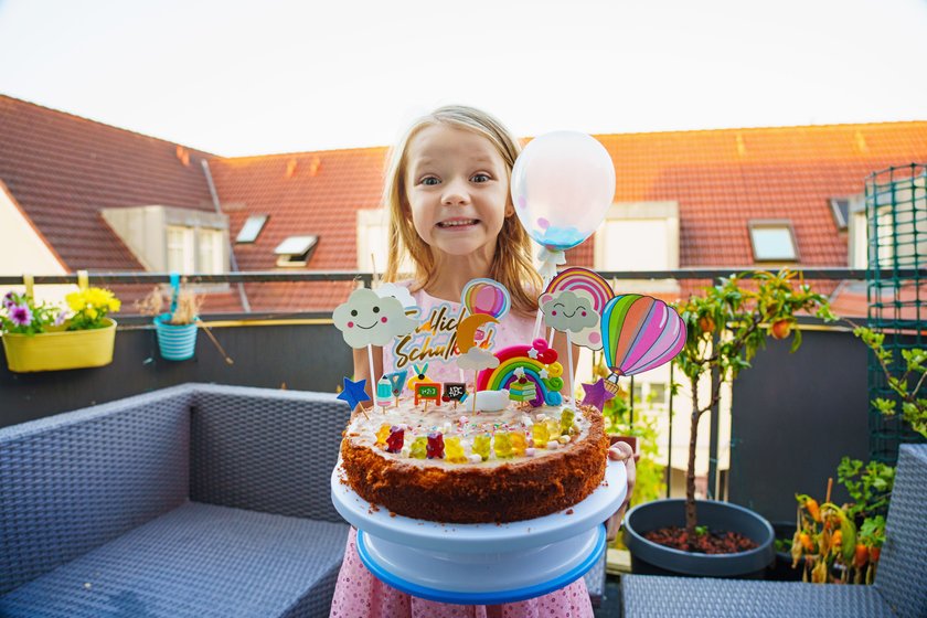 Mädchen mit Einschulungskuchen Sprüche 