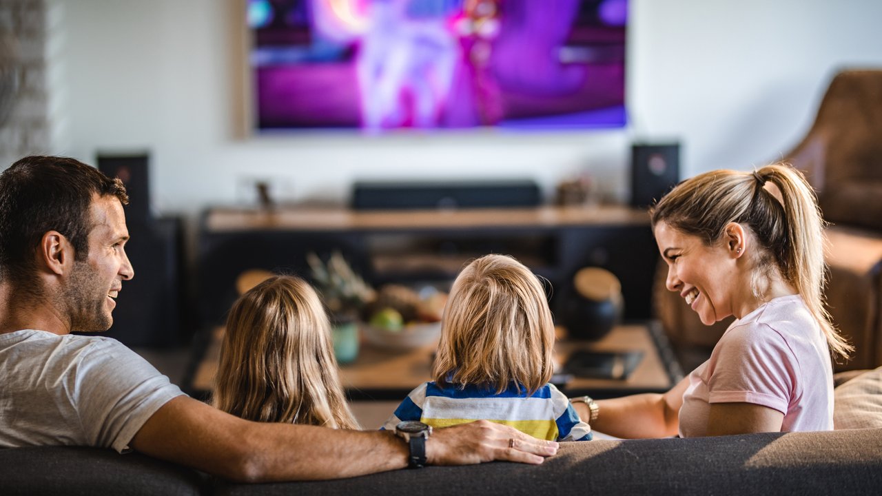 Bester Streaming Dienst - Familie schaut fern