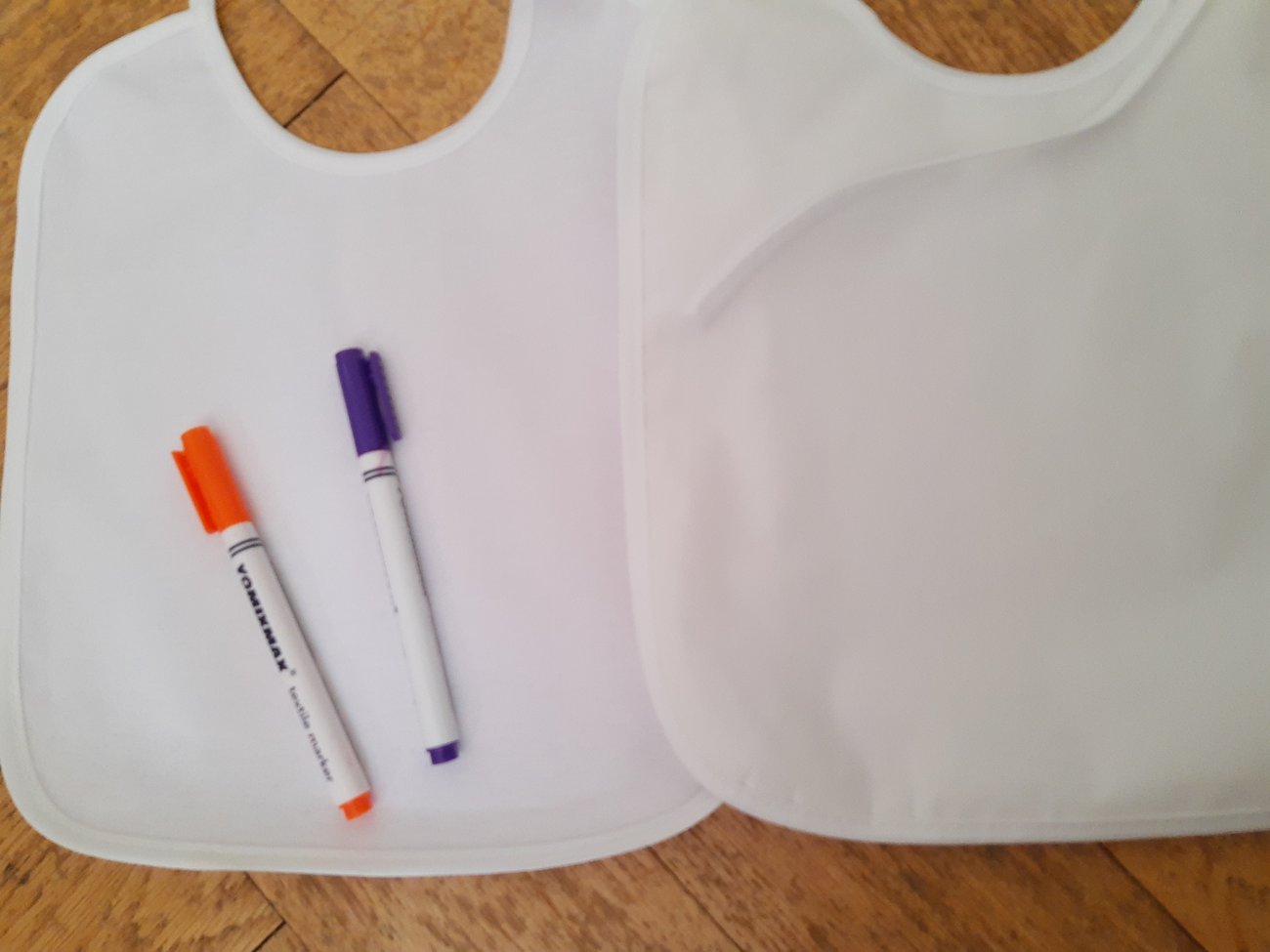 Lätzchen bemalen: So klappt die kreative Vorfreude aufs Baby