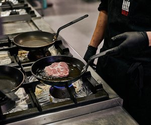 Gusseisenpfanne reinigen: So geht's richtig