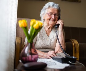 Silbertelefon: Diese Hotline können Ältere anrufen, die keinen zum Reden haben