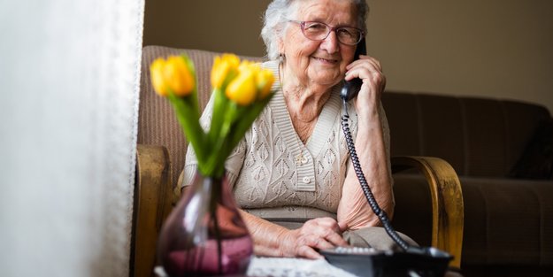 Silbertelefon: Diese Hotline können Ältere anrufen, die keinen zum Reden haben