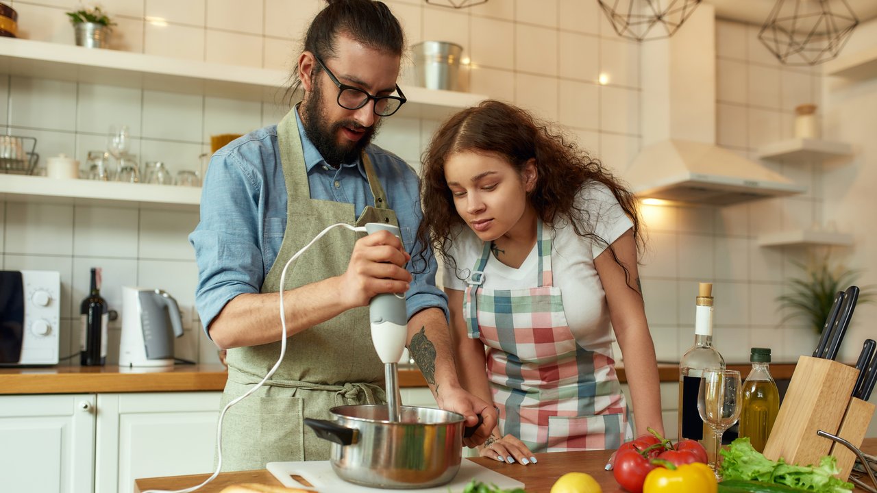 Stabmixer Test - Frau und Mann beim Kochen