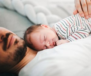 Neugeborenes schläft nur: Warum das ein Problem sein kann