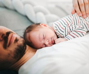 Neugeborenes schläft nur: Warum das ein Problem sein kann