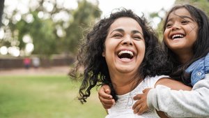 "Mit den Gedanken ganz woanders": 7 Tricks machen dich präsenter für deine Kinder