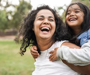 Gemeinsame Glücksaugenblicke: 7 wunderschöne Tipps für mehr Achtsamkeit mit Kindern