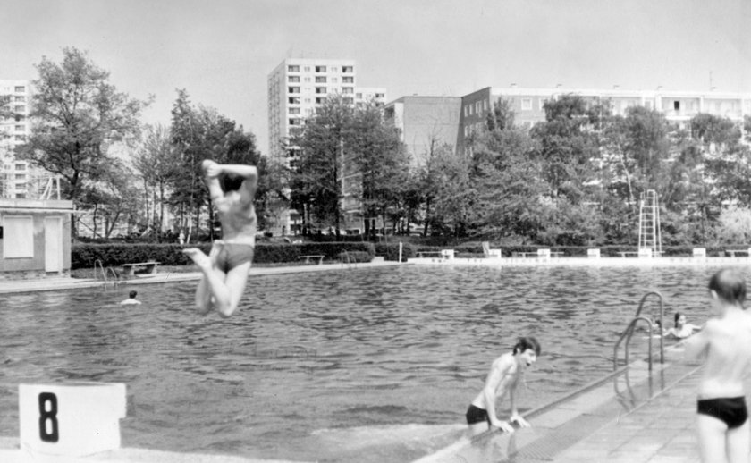 Freibad neben Plattenbau