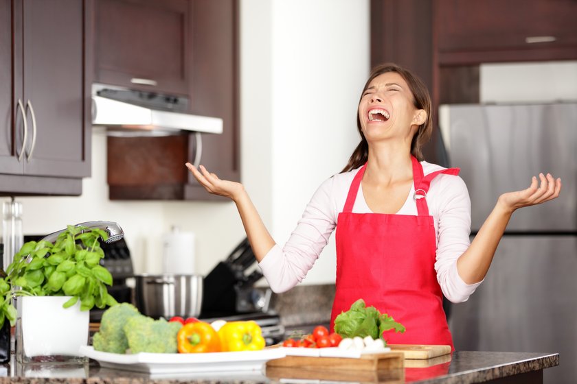 witzige Bilder Frau weint weil sie kochen soll