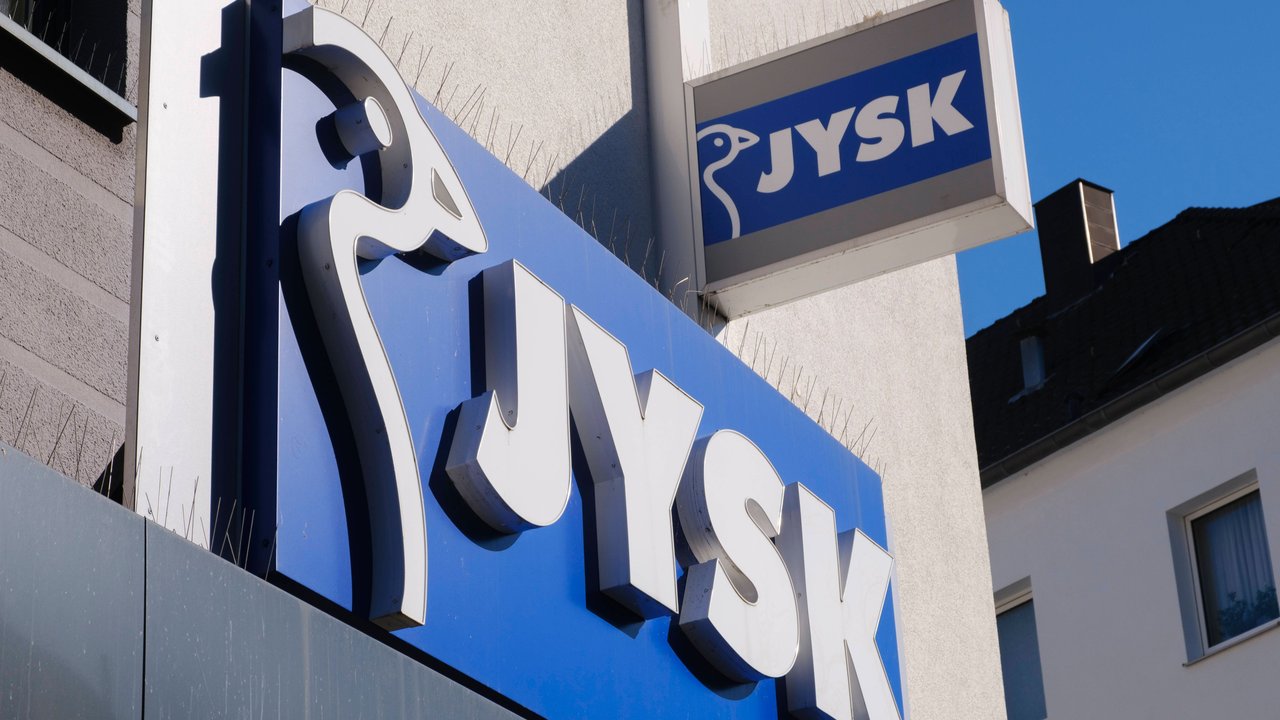 Fassade mit Schild und Logo JYSK