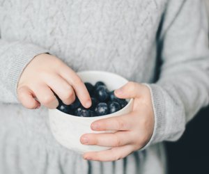 Blaubeerflecken entfernen: Mit diesen Mitteln klappts!