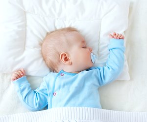 Expertenmeinung: Ab wann dürfen Babys auf Kissen schlafen?