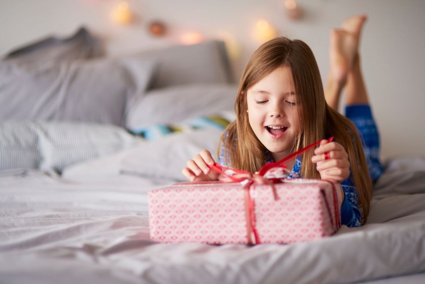 Geschenke für Mädchen: Mädchen packt Präsent aus