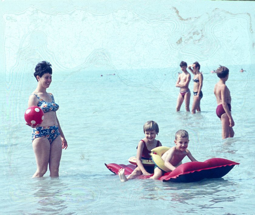 01.08.1969, Aufnahmedatum geschätzt, Badespaß für DDR-Bürger in den 60er Jahren am Balaton