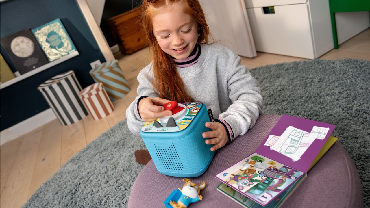 News&#x20;Tonie-Box&#x20;2&#x3A;&#x20;M&#x00E4;dchen&#x20;mit&#x20;blauer&#x20;Toniebox&#x20;2&#x20;im&#x20;Kinderzimmer