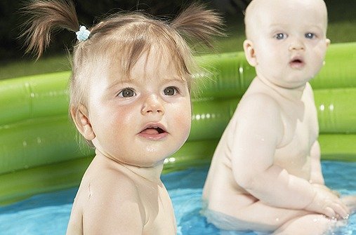 Babys im Planschbecken: Becken hygienisch halten