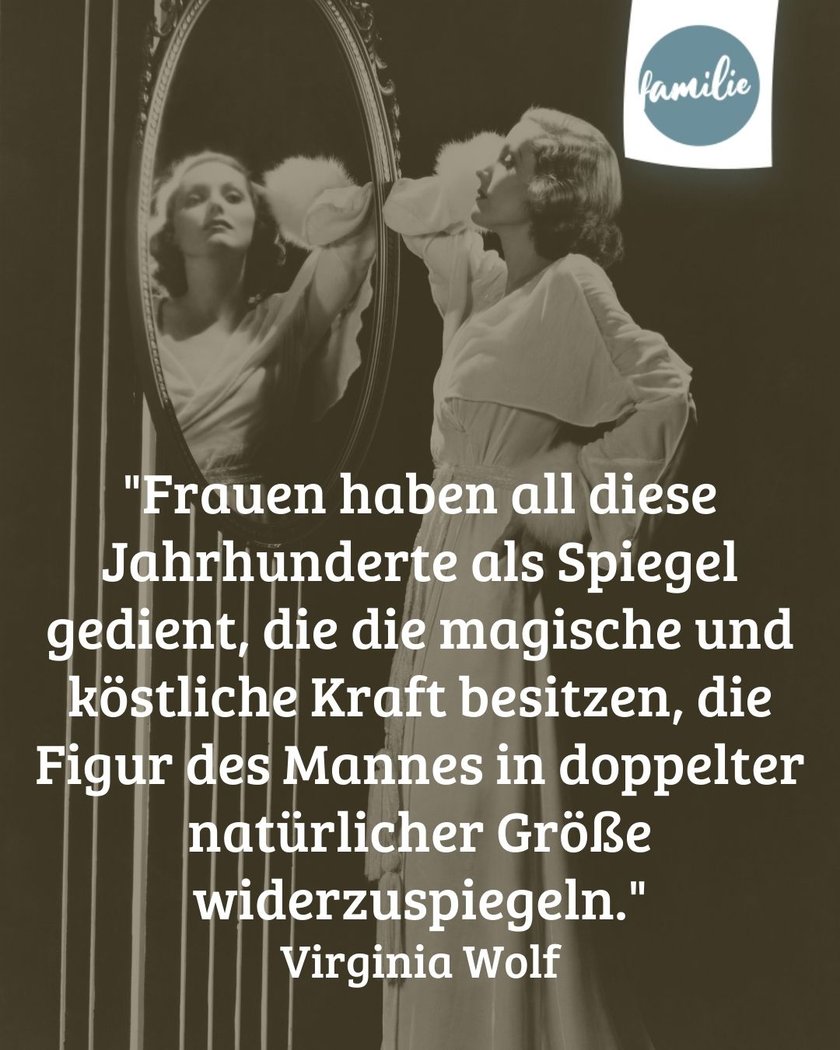Sprüche zum Weltfrauentag: Schwarz-weiß Foto mit Frau vorm Spiegel