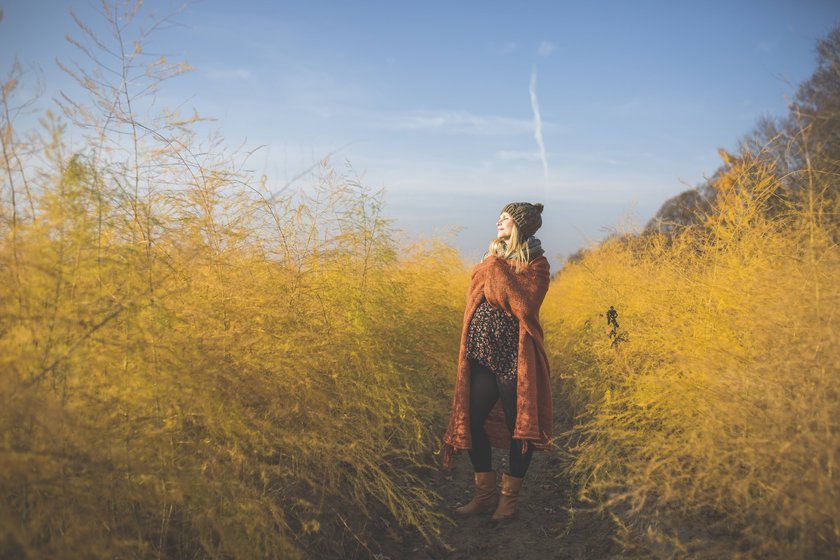 Pregnant woman standing in asparagus field in autumn model released Symbolfoto PUBLICATIONxINxGERxSUIxAUTxHUNxONLY ASCF00935  