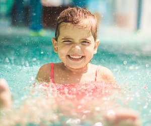 Freibad mit Kindern: 11 Tipps, damit alle sicher planschen