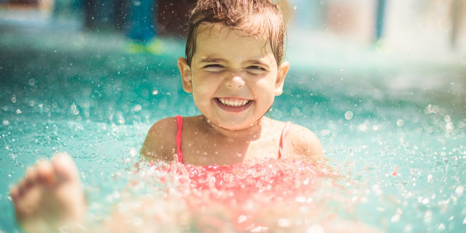 Mit Kind im Freibad: 10 Tipps für ungetrübten Badespaß