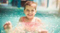 Freibad mit Kindern: 11 Tipps, damit alle sicher planschen