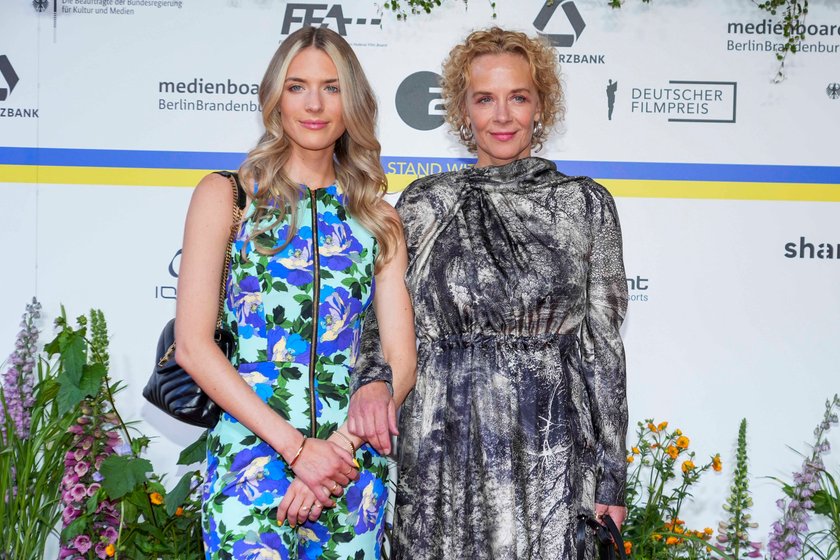 Katja Riemann (r.) und Paula Riemann (l.) bei der Verleihung des Deutschen Filmpreises am 12.05.2023 im Theater am Potsdamer Platz in Berlin
