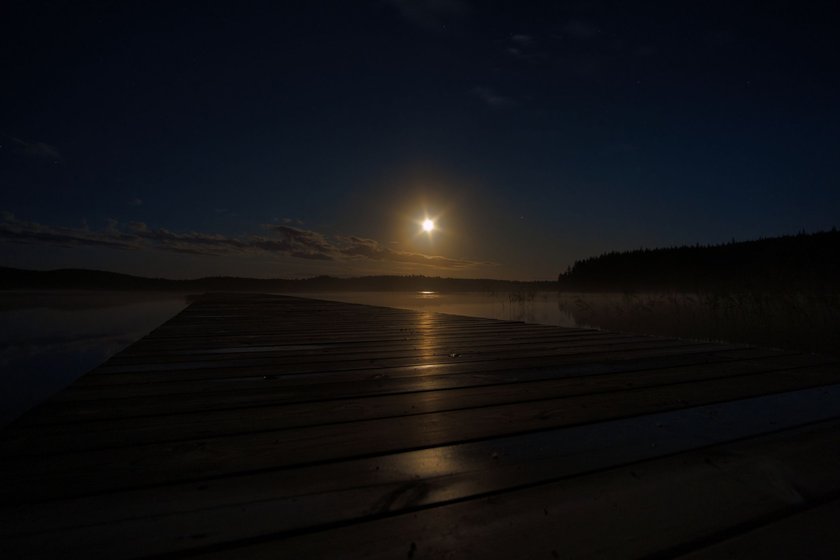 Mondlicht über einem See in Schweden