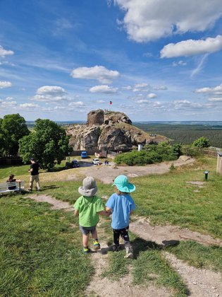Harz mit Kindern: Das weitläufige Gelände, die tolle Aussicht und die "Burgzimmer" zum Spielen haben uns einen schönen Nachmittag beschwert.