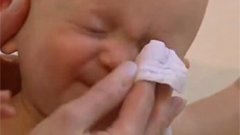 Tipps zur Pflege des Babys im Video: Augen und Ohren