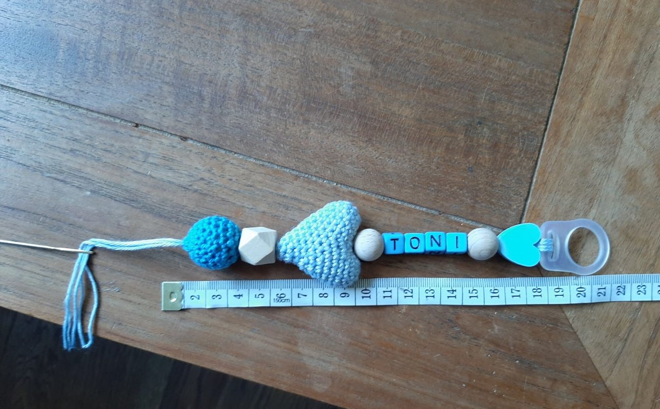 Schnullerkette auffädeln Schnullerkette auffädeln