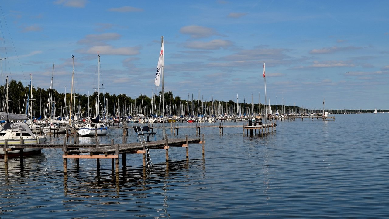 Das Steinhuder Meer mit Bootsanlegern.