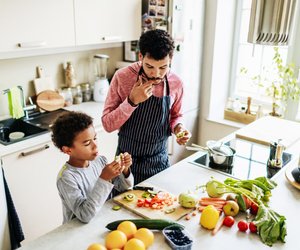 Alternativ zum Basteln: 5 einfache Ideen zum Muttertag, die Väter mit Kindern machen können