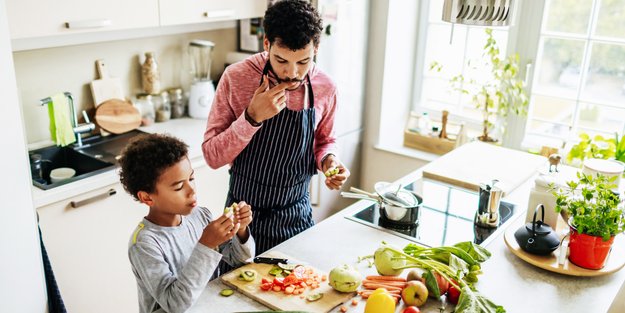 Für Bastel-Muffel: Diese 5 Muttertagsgeschenke können Papas mit Kindern vorbereiten