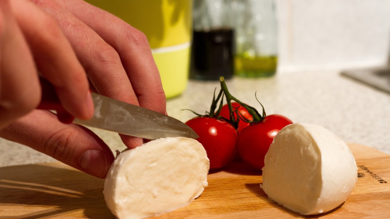 Mozzarella ist ein milder Weichkäse aus Italien.