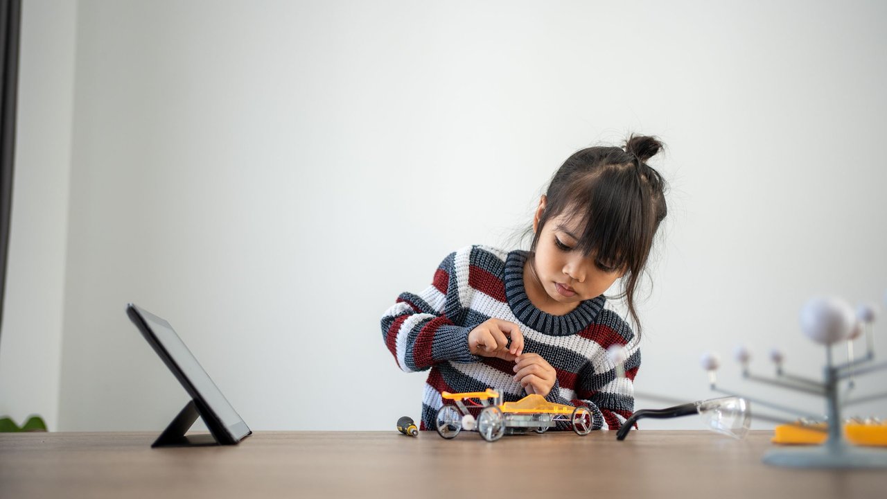 Spielzeug für 6-Jährige - Mädchen spielt mit Roboter